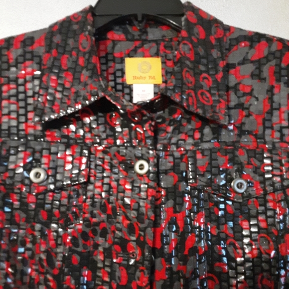 RUBY ROAD BLACK AND RUBY RED MATALIC ABSTRACT ART JACKET, SIZE MEDIUM - Picture 3 of 16
